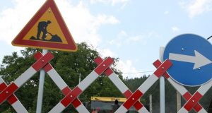 Движението по път Севлиево – Ново село, в района на село Идилево, се извършва в едната лента