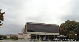 Подписано е споразумението за финансиране на ремонтните дейности на спортна зала „Дан Колов“ по проект „Красива България“