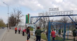 Служители от общинската администрация отново с четка и боя в ръка