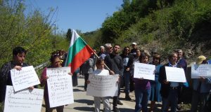 Сухиндолци излязоха на протест заради свлачището по пътя към Севлиево