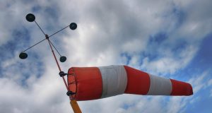 Ураганният вятър е причина за нанесените щети по фасадата на жилищен блок в Севлиево