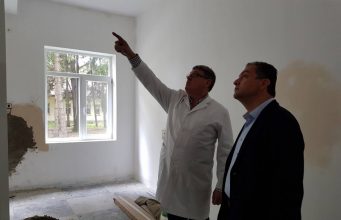 Кметът на община Севлиево д-р Иван Иванов инспектира ремонтните дейности в хирургичното отделение на МБАЛ „д-р Стойчо Христов“