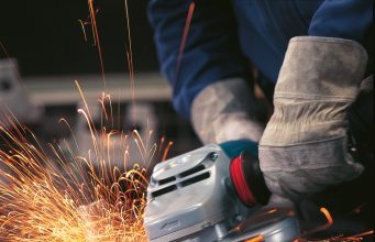 Търси да назначи работник в производството