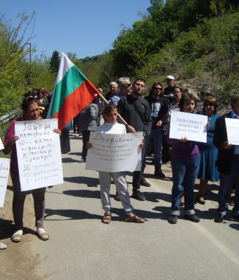 Сухиндолци излязоха на протест заради свлачището по пътя към Севлиево