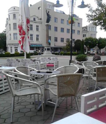 Моля, обяснете на децата си, че паметникът не е място за игра!